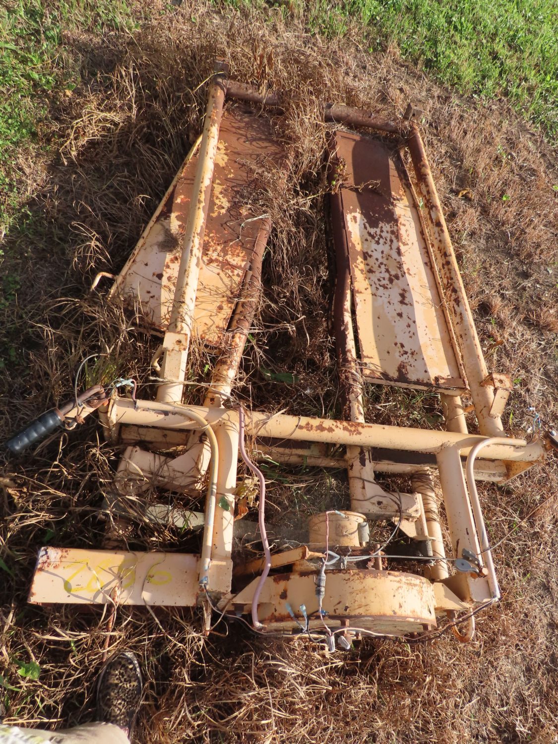 Cattle Head Gate - Image 1