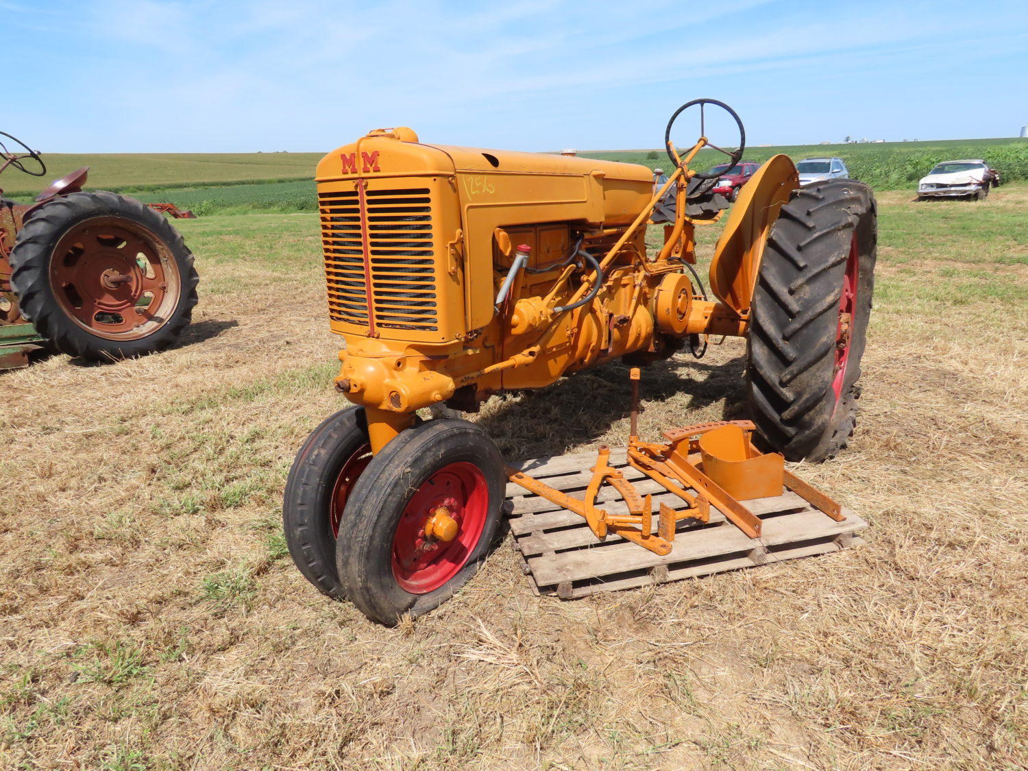 ONLINE ONLY! Antique Tractors, Vehicles, Parts & More! The Dennis Bates Collection - image 17