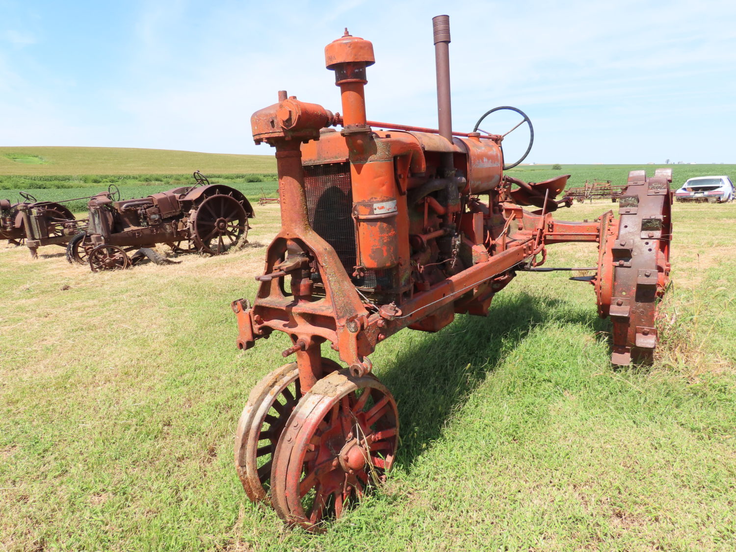 ONLINE ONLY! Antique Tractors, Vehicles, Parts & More! The Dennis Bates Collection - image 24