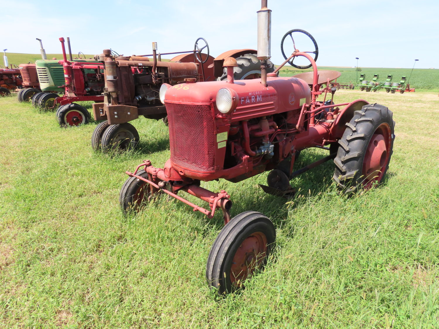 ONLINE ONLY! Antique Tractors, Vehicles, Parts & More! The Dennis Bates Collection - image 26