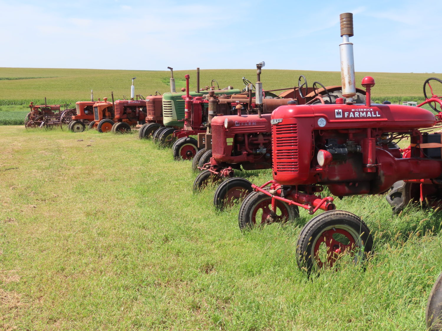 ONLINE ONLY! Antique Tractors, Vehicles, Parts & More! The Dennis Bates Collection - image 27