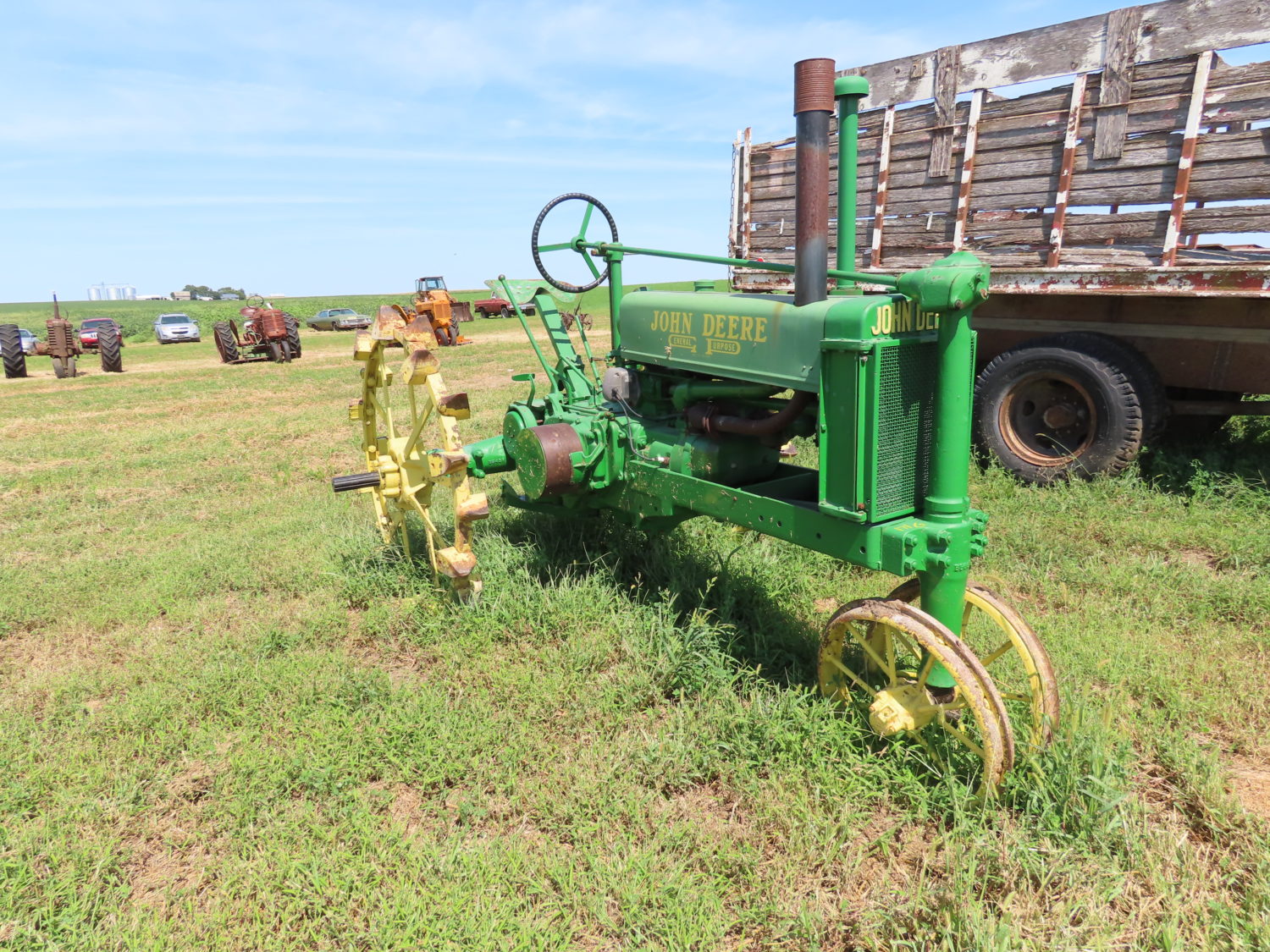 ONLINE ONLY! Antique Tractors, Vehicles, Parts & More! The Dennis Bates Collection - image 30