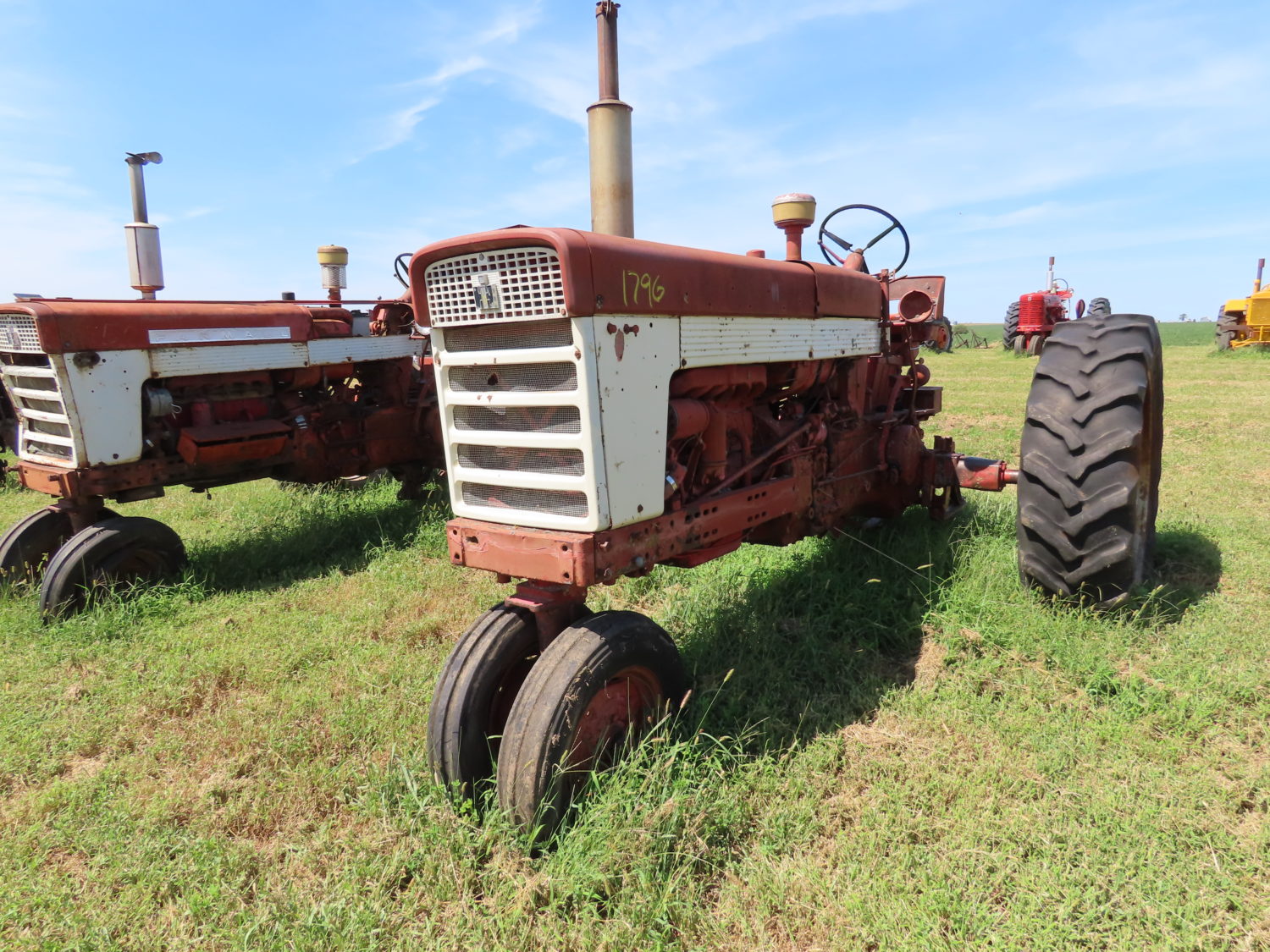 ONLINE ONLY! Antique Tractors, Vehicles, Parts & More! The Dennis Bates Collection - image 31