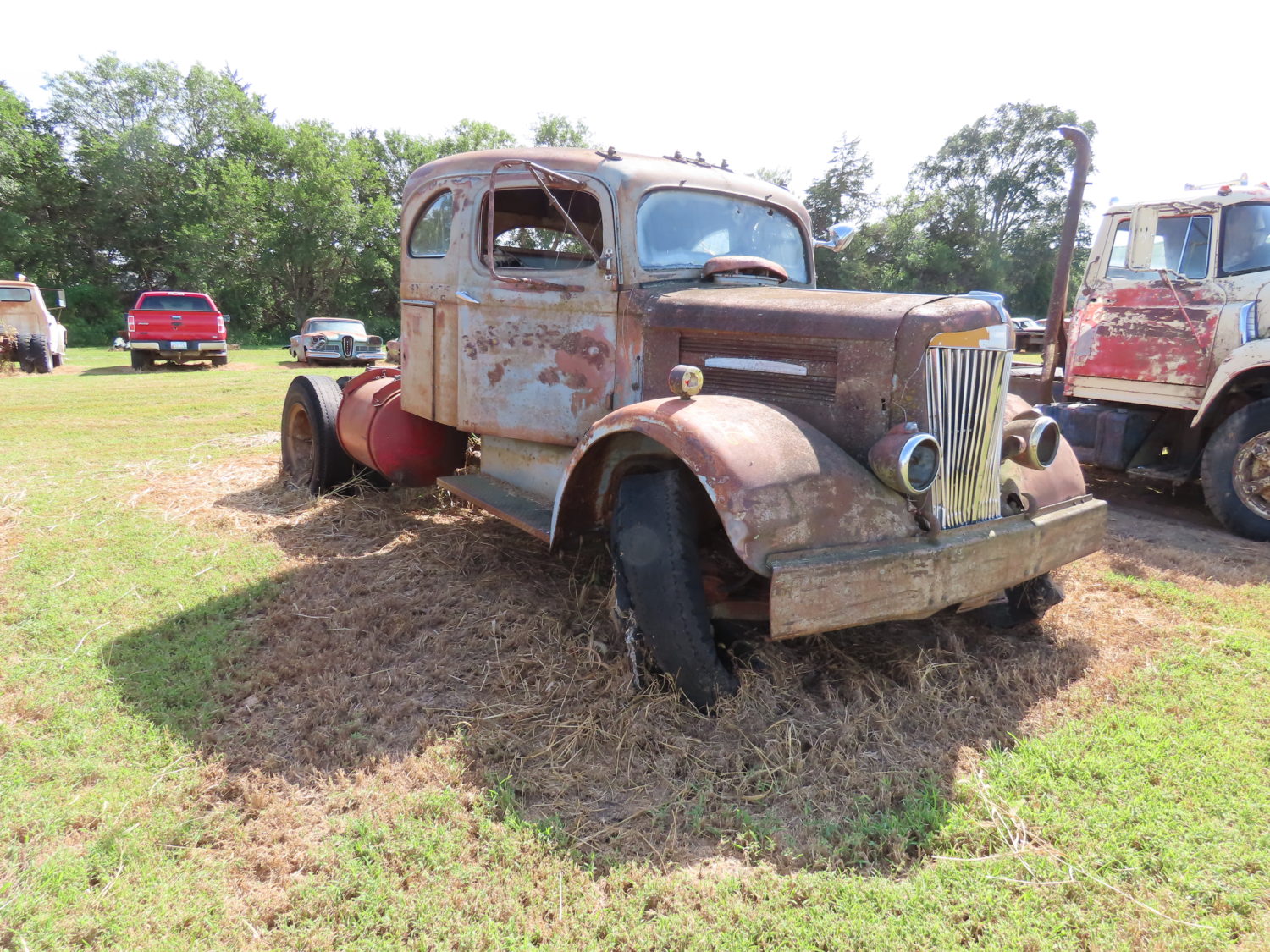 ONLINE ONLY! Antique Tractors, Vehicles, Parts & More! The Dennis Bates Collection - image 3