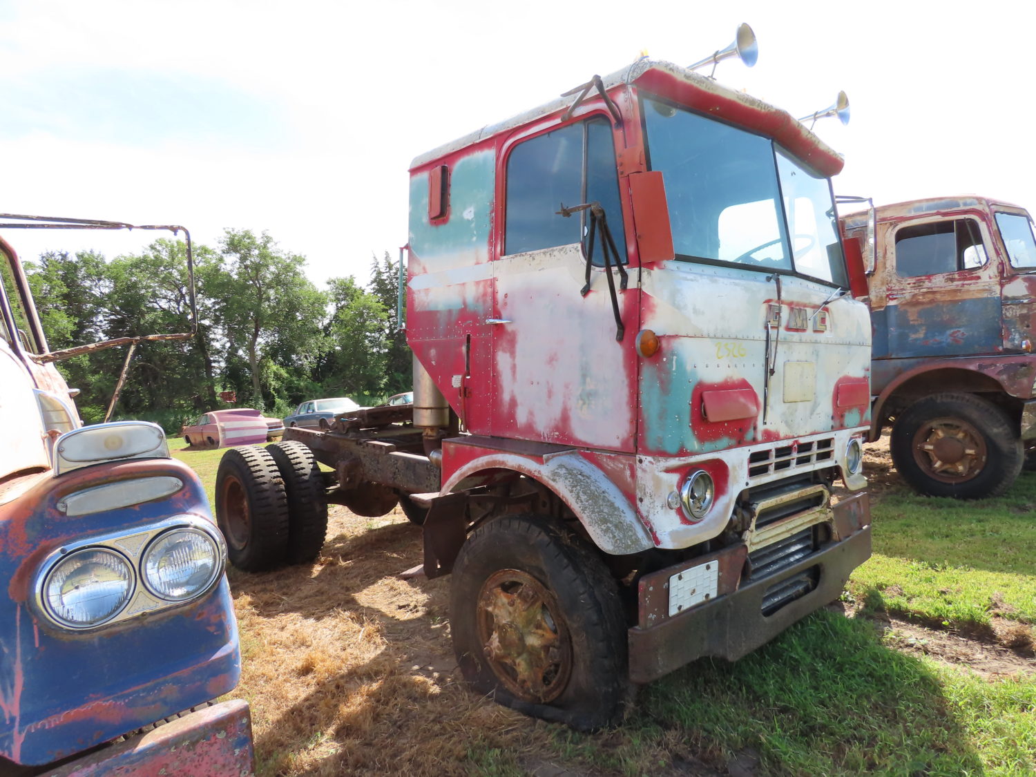 ONLINE ONLY! Antique Tractors, Vehicles, Parts & More! The Dennis Bates Collection - image 4
