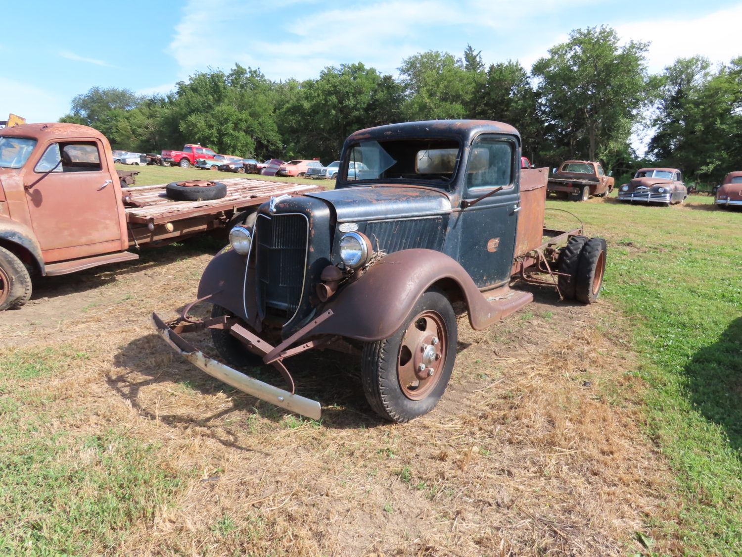 ONLINE ONLY! Antique Tractors, Vehicles, Parts & More! The Dennis Bates Collection - image 5