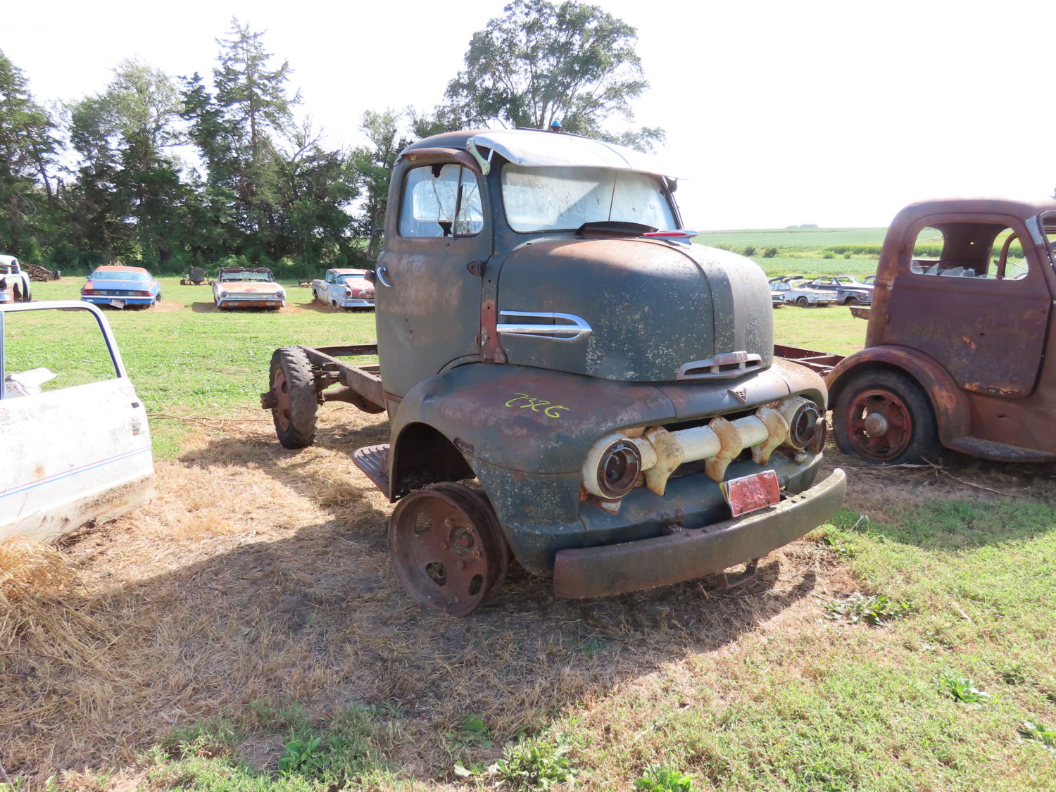 ONLINE ONLY! Antique Tractors, Vehicles, Parts & More! The Dennis Bates Collection - image 6