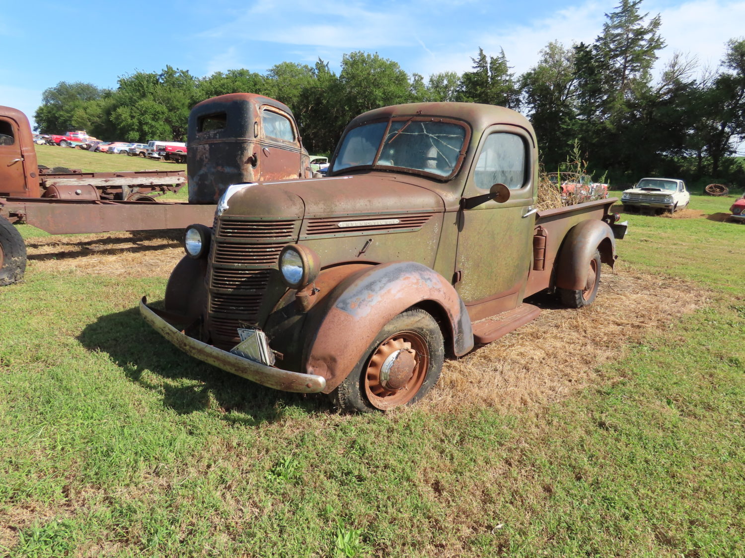 ONLINE ONLY! Antique Tractors, Vehicles, Parts & More! The Dennis Bates Collection - image 8