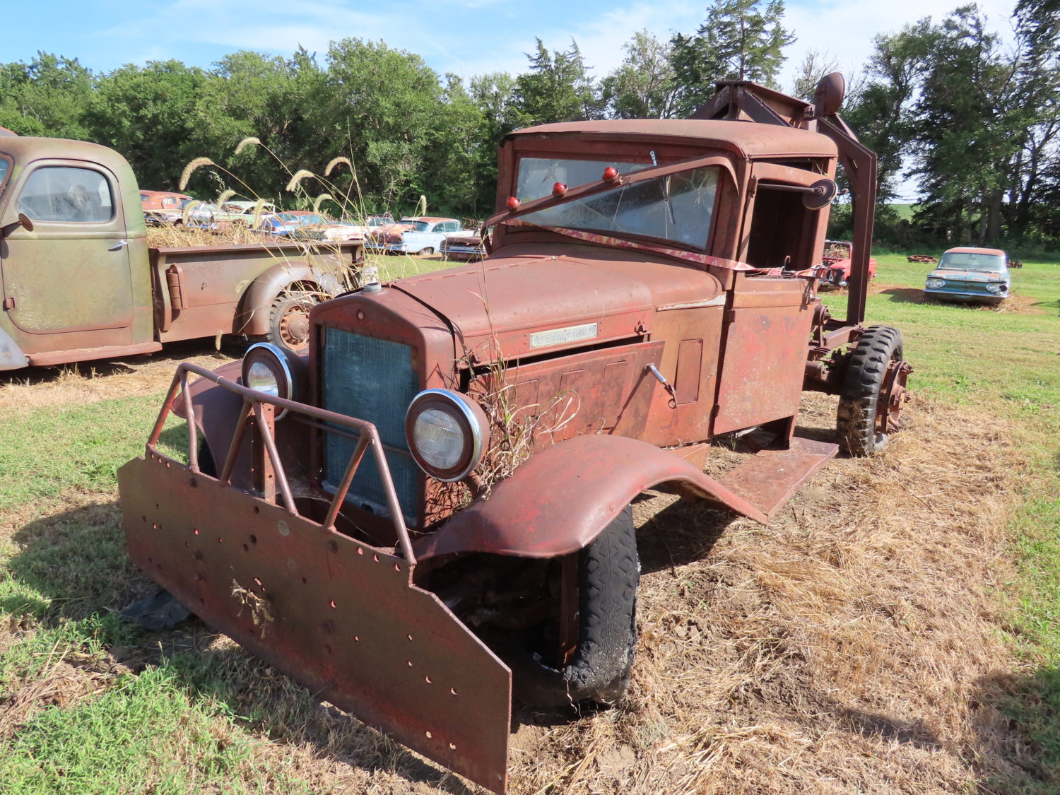ONLINE ONLY! Antique Tractors, Vehicles, Parts & More! The Dennis Bates Collection - image 9