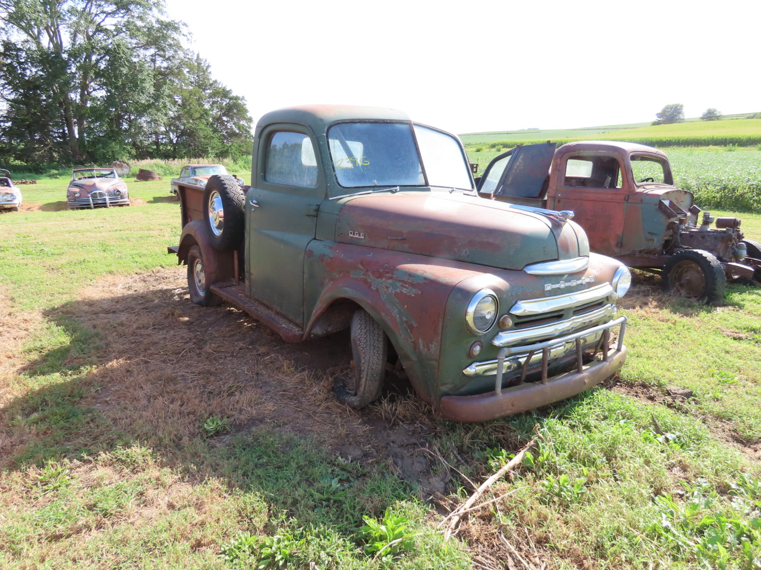 ONLINE ONLY! Antique Tractors, Vehicles, Parts & More! The Dennis Bates Collection - image 10