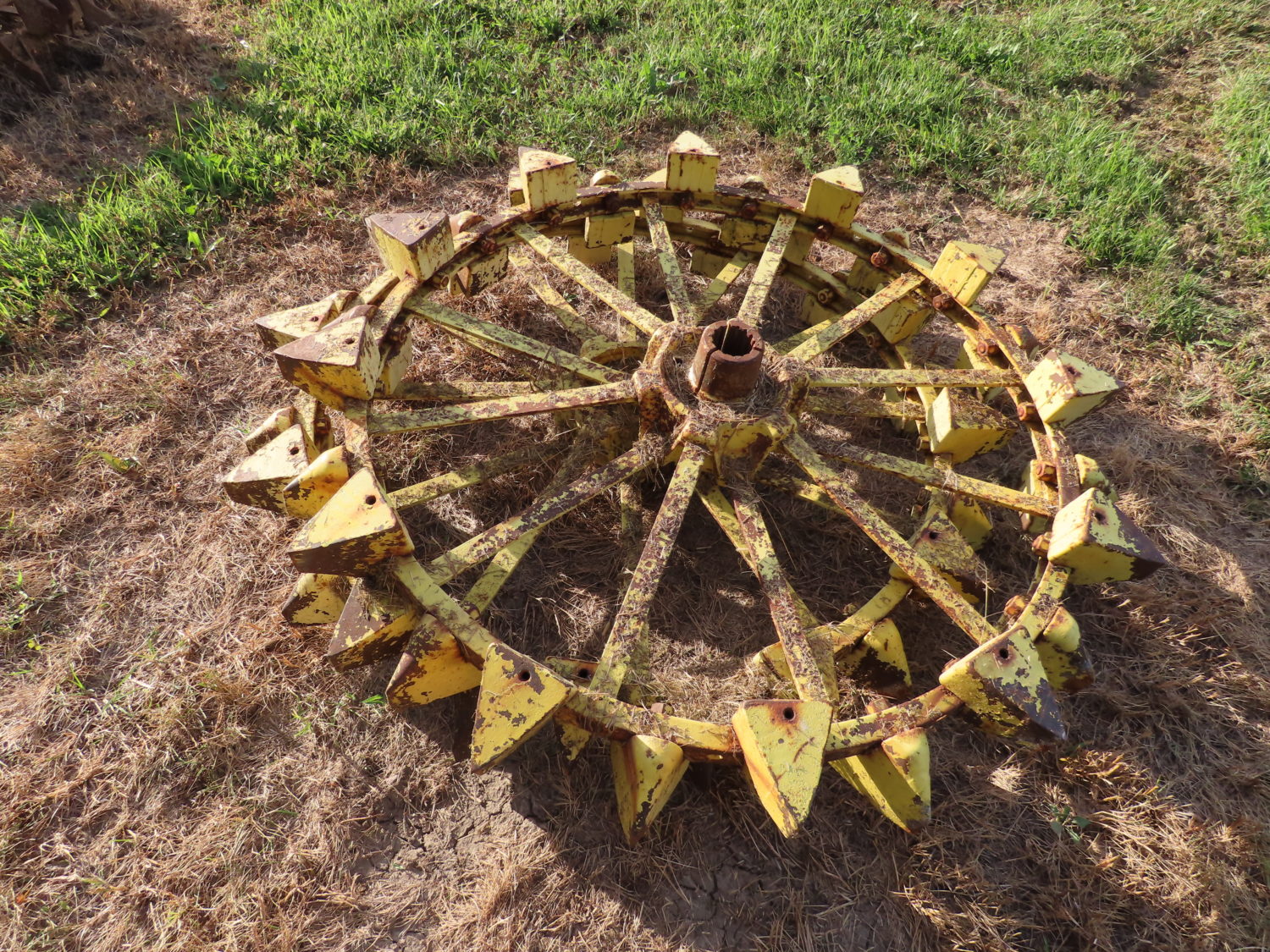 ONLINE ONLY! Antique Tractors, Vehicles, Parts & More! The Dennis Bates Collection - image 12