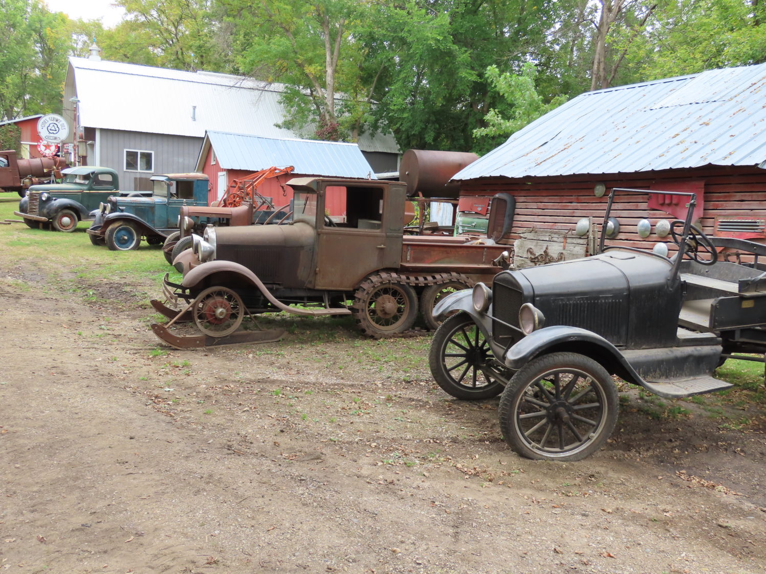 ONLINE ONLY! Indian Motorcycle, Classic Trucks, Signs, & More! The Jake Wurtzberger Auction - image 9